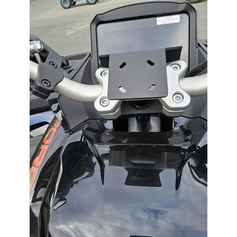 EH0129BKA STAFFA SUPPORTO SCARICO + PIASTRA COPRIFORI PEDANE R&G CFMOTO 450 MT 2024-2025